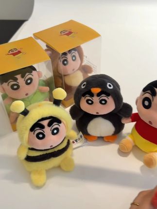 小新来啦 我的小新工作搭子也太可爱了吧#蜡笔小新 #毛绒玩具 #谁能拒绝呆萌的玩偶 #萌物 #布娃娃