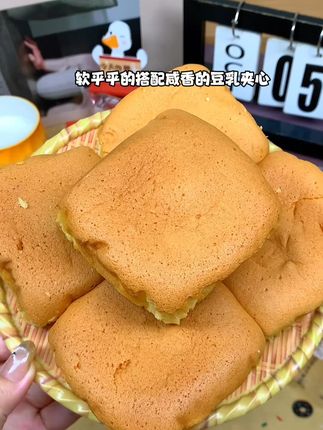 毫不夸张的说,比楼下现做的蛋糕还要好吃,松软绵密又划算又好吃,早餐必备~#早上吃什么 #爆浆蛋糕 #大人小孩都能吃
