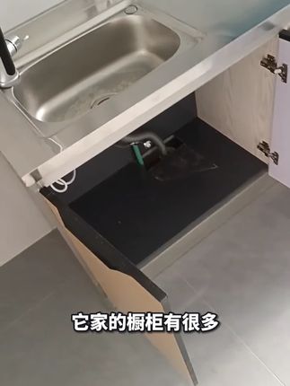 它家的橱柜有很多款式的选择,你可以根据自己的喜好任意组合搭配 而且采用的是环保材料制作而成,强大的承重让你不用担心橱柜是否稳固的问题。无论是做饭还是收纳东西都十分方便。如果你对这样的橱柜心动的话,那就赶紧点击下方链接购买吧!#不锈钢橱柜 #置物灶台柜子一体 #储物厨房橱柜 #橱柜推荐 工厂直销,生产厂家批发。