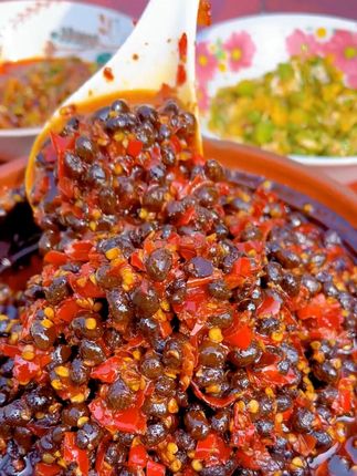 这个既可直接拌主食又可以当作调味品炒菜吃的剁椒豆豉不要错过 #剁椒豆豉 #无辣不欢 #农村美食 #美食 #辣椒酱