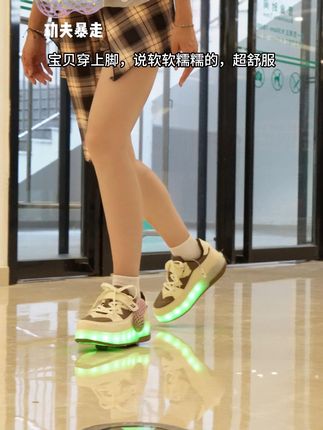 自带七彩灯光的儿童暴走鞋,哪个宝贝能拒绝啊,真的超好玩的 #轮滑暴走鞋 #亲子时光 #开学季 #功夫暴走 #轮滑