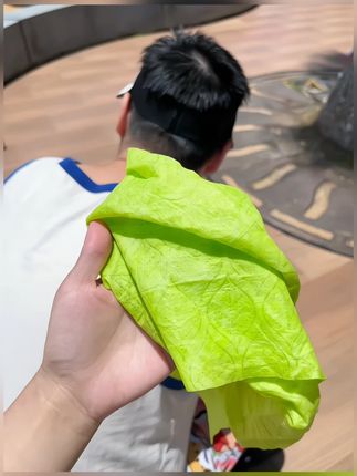 这也太凉快了!德佑这个凉感小毛巾,挂脖子上或者缠手腕上,天热出门再也不怕出汗闷热了!#清凉一夏  #夏日必备  #德佑  #凉感