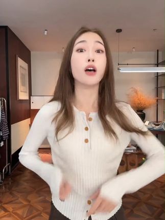 自带 “光环” 的针织衫! 不理理「土星韵味」针织衫,藏着星环般的精致细节,修身版型显瘦显气质,软糯亲肤,秋日百搭又高级。 #土星元素针织衫 #修身显瘦打底衫 #秋日氛围感上衣 #ootd穿搭 #时髦精