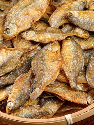 湖南新鲜香辣柴火烟熏原生态紧实美味熟食火焙鱼鳑鲏鱼食品小鱼干#湖南火焙鱼 #小鱼干 #香辣美食 #熟食 #原生态