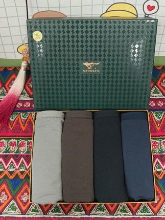 七匹狼男士纯棉三角裤,舒适体验,从内开始。纯棉材质,柔软亲肤,带来全天候的舒适感。抗菌设计,有效抑制细菌滋生,呵护您的健康。吸汗透气性能出色,让您时刻保持干爽。弹力腰带贴合不勒,带来自在穿着体验。时尚印花图案,增添个性魅力。尺码覆盖M至6XL,满足不同体型需求。4条装礼盒包装,既适合自用,也是送给亲朋好友的贴心好礼。七匹狼,用品质与关怀,陪伴您的每一天。#七匹狼 #男士短裤 #裤衩子 #抗菌透气 #三角裤