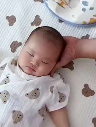 婴儿定型枕头0到6个月冰丝硅胶新生纠正头型矫正宝宝防偏头护颈枕#婴儿枕头 #冰丝硅胶枕 #宝宝头型矫正 #婴儿用品 #护颈枕