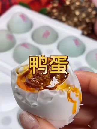 梅氏咸鸭蛋,薄盐多油,选用鄱阳湖吃小鱼小虾长大的麻鸭蛋,少盐慢腌,蛋黄松沙流油堪比蟹黄,蛋清不是很咸,配饭配粥嘎嘎香!#鄱阳湖咸鸭蛋 #咸鸭蛋 #梅氏咸鸭蛋 #无限回购的宝藏单品