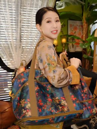 Q好看又能装的大容量旅行包! 枫叶大容量旅行包 拉锁展开短途轻便手提包干湿分离#无限回购的宝藏单品#抖音美好丰收节#男士神仙单品#在抖音入手的好东西#旅行包可折叠可套拉杆箱