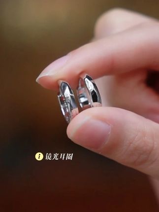 镜光耳圈|简约大方,上耳精致又干净,经典基础款永远不会出错!气质百搭不挑人,日常通勤必备系列。#白岚 #白岚在地美学 #白岚镜光耳圈 #白岚饰品旗舰店 #耳饰