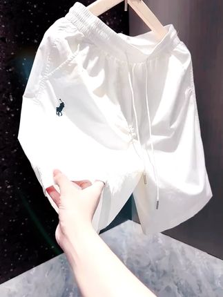 兄弟们,夏天的快乐这不就来了!这款夏季男士抽绳短裤,简约又潮流,百搭属性拉满。不管是去户外游玩还是日常休闲,穿上它都超合适。面料舒适透气,活动起来毫无束缚感,赶紧给自己安排上!#男士短裤 #夏季穿搭 #潮流单品 #户外休闲 #百搭服饰