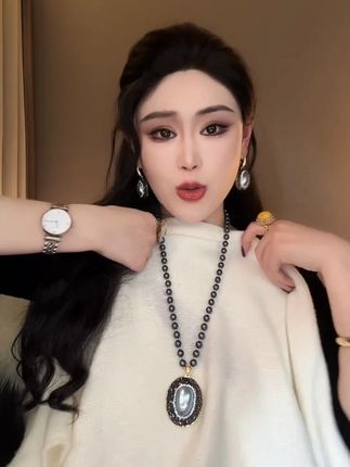 宝子们,被这款铜合金仿珍珠耳饰 YM《极光之泪》美到啦!重工打造,复古又高级,满满的优雅气质。戴上它,你就是人群中的焦点,无论是日常出街还是重要场合,都超适配!别犹豫,美就现在!#仿珍珠耳饰 #复古耳环 #气质配饰 #时尚单品 #重工耳饰