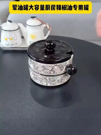 猪油罐家用耐高温陶瓷带盖带过滤网荤油罐大容量厨房辣椒油专用罐 轻奢风耐高温陶瓷#猪油罐、带有不锈钢滤网和大勺子 两边还有防烫的把手,颜值高又实用~ #厨房好物 #测评 Y