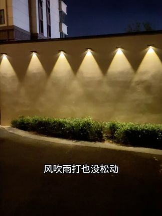 被庭院布线搞得 头疼的姐妹,快来看这款免布线的太阳能洗墙灯! 零电费,免布线,白天自动充电,天黑自动亮起,三米高亮光影,升级可调光圈大小,聚光如一线天,散光如大扇影,明亮白光,温馨暖光,璀璨金黄光,璀璨七彩光可变化可定色,户外防水,满电可亮24小时以上,升级双灯加配,光照更大更亮,选配USB充电款,不用担心没有太阳,打孔固定,赠送免钉胶粘贴,24小时后悬挂灯#太阳能庭院灯 #太阳能户外灯 #太阳能洗墙灯 #艾沃格太阳能灯