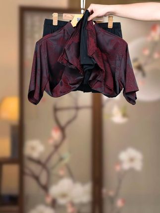 唐装穿在身上,自由伸展,宽松舒适,无拘无束。 #舒适透气凉快 #爸爸装中老年衣服 #唐装穿搭 #男士必备 #夏季穿搭
