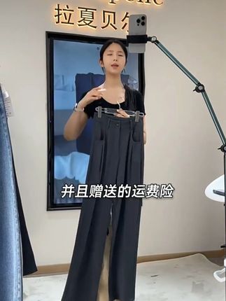 秋上新!卡色西装阔腿裤,显瘦显气质超绝! 秋天新入的卡色西装阔腿裤绝了!面料软乎乎还带垂感,不僵硬不贴腿,早晚搭件针织开衫挡秋凉刚好~ 卡色复古又温柔,黄黑皮穿都显白,高腰一拉腿直接长半截,阔腿裤管把胯宽、小肚全藏住!搭短卫衣露腰甜酷,配白衬衫通勤超飒,闺蜜见了抓着夸:“这裤子衬得你气质绝了,腿直得像开了滤镜!” 洗了没皱,秋天有它超省心! #拉夏贝尔 #穿搭 #西装裤