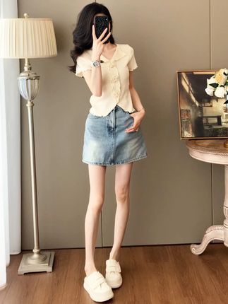 宝子们!这套穿搭也太绝啦✨ 温柔的米白色短袖,设计感满满,精致的小细节超加分,分分钟戳中少女心~搭配复古牛仔短裙,显瘦又显腿长,还带着点小俏皮~再踩上一双毛绒拖鞋,舒适又时髦,整套look清新又甜美,日常出街、和闺蜜约下午茶都超合适,轻松slay全场,赶紧冲!#谁穿谁好看 #大码女装 #套装 #显瘦穿搭 #ootd穿搭