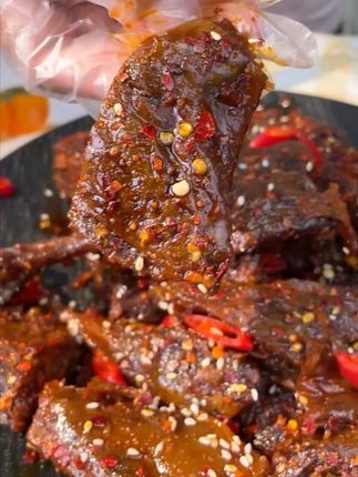 这个湖南碎碎鸭就是酱板鸭切碎的!果然肉质紧实嚼劲十足的! #小嘻吖碎碎鸭 #好吃到停不下来 #追剧小零食 #解馋 #太香了