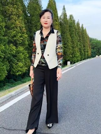 春秋V领马夹修身短款女士时尚洋气显瘦百搭薄款马甲#春秋马甲 #女士V领马甲 #修身短款 #时尚洋气 #百搭显瘦