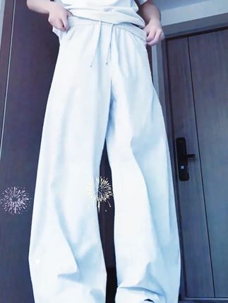 家人们,秋冬季潮男必备的美式斜切休闲裤来啦!这款裤子可是潮牌高街风哦,超级时尚!弯刀裤型独特又个性,大码宽松直筒阔腿的设计,不管你是什么身材都能轻松驾驭,还特别显腿直显腿长。面料舒适透气,保暖性也很好,这个秋冬穿上它,你就是街头最靓的仔!#秋冬男装 #潮牌裤子 #弯刀裤 #宽松直筒裤 #高街风
