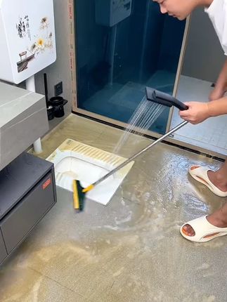 一面刷地一面刮水,边边缝缝沟沟角角都能清洁得到,卫生间的一定要入手一个#地缝刷 #居家好物 #卫生间好物
