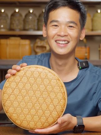 阳光穿过竹编孔隙,在茶饼上洒落斑驳光影,存茶过程亦成雅事。 #达人带货  #带货视频  #好物分享 #茶空间