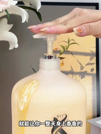 1.6L山茶花沐浴露持久留香补水保湿香水香氛家庭装大容量沐浴 山茶花沐浴露,清洁肌肤,令肌肤嫩滑柔软留香绽放 #沐浴露 #山茶花 #香水沐浴露 #洗护好物 #平价好物
