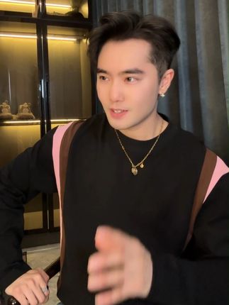 不惧时光品鉴,自信优雅时刻在线 #独特在于细节 #太有品味了 #这件衣服太好看了 #在穿搭中寻找真我