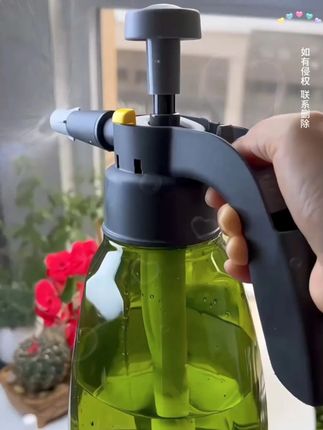 气压式喷水壶,只需手动打气加压,即可获得持续稳定、细腻均匀的水雾或水柱。大容量设计,减少频繁加水烦恼。#好物推荐分享 #绿植