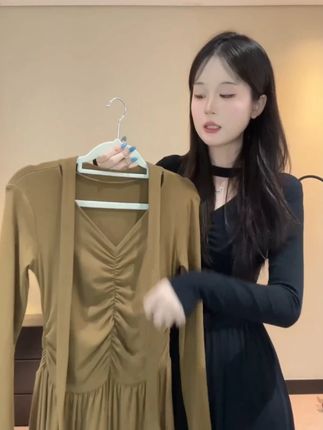 法式收腰设计感褶皱飘带内搭连衣裙女秋季V领修身a字气质大摆长裙 #氛围感穿搭 #小众设计感 #时髦精 #穿出高级感 #早秋穿搭