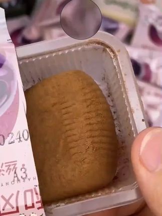 是纯可可脂!!!!雪媚娘夹着巧克力,还有脆珠,爆浆太好吃了 口感跟冰激凌一样