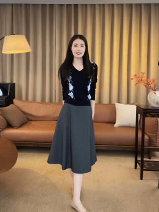 MOL CHIC"花鸾"25秋冬羊毛衫女V领英伦格纹百搭气质 #羊毛衫 #秋冬上新 #秋冬穿搭新鲜感在线 #品质女装 #女人味十足