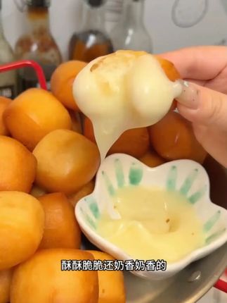 在家几分钟就能做出餐厅同款的黄金小馒头,蘸上送的炼乳,家里孩子可爱了#黄金小馒头  #奶香小馒头  #大人孩子都爱吃  #早餐