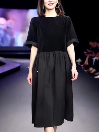 人生最大的捷径竟然是打扮自己。香奈儿女士曾经就说过,当你穿的邋遢不堪时,人们注意到的是你的衣服,而当你穿的无懈可击时,人们注意到的才是你。你的形象还有你的审美往往会决定你的命运。以貌取人不是肤浅,而是公正。穿衣磁场效应不是空穴来风,而且是真的会改变你的运气。但是穿的好不是穿的贵,而是穿的得体舒适,有涵养,这样别人也不会轻易的来消耗你。所以记住,你的形象要走在能力的前面,要不然很容易被低估。人可以有霉运,但绝对不能有霉相。言语镇君子,衣冠镇小人,先敬罗衣后敬人,先敬皮囊再敬魂。#女装#裙子#连衣裙#夏季穿搭#情感共鸣