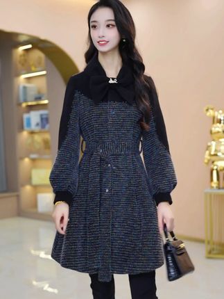 轻奢宽松小香风爆款毛呢外套2025秋冬新款休闲拼接时尚中长款 图中展示的是一件时尚的女士外套。从款式来看,它属于中长款,设计上很有特色,领口处有大蝴蝶结装饰,增添了甜美优雅的气息。面料带有格纹纹理,色彩搭配和谐,整体显得精致且有质感。这样的外套既适合日常出行,也能在一些稍正式的场合穿着,展现出穿着者的时尚品味。#小香风外套 #大衣 #毛呢外套 #小个子穿搭 #显瘦穿搭