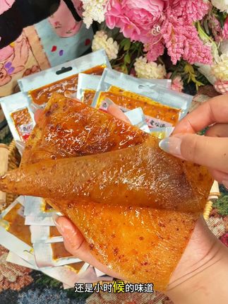 一口老式大辣片,舌尖热舞,辣爽根本停不下! #好吃到停不下来 #零食推荐 #辣条 #追剧小零食 #童年大辣片