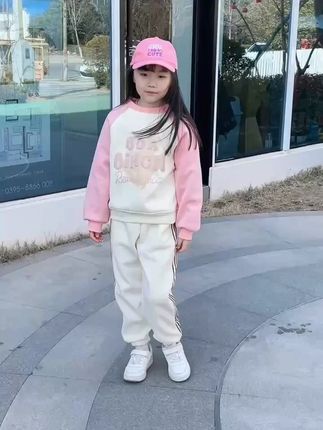 潮酷中透着小女孩的娇俏。 #每日童装穿搭分享 #抖音创作者大会 #溜达节 #有所事事的暑假  #女童套装 @#儿童生活好物分享