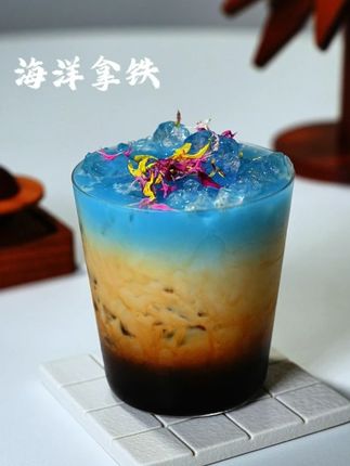 海洋拿铁咖啡, 虽然拿铁简简单单,但加上了蝶豆花水后感官立马高级了起来, 喝咖啡有时候不只是喝,好看也可以让人心情愉悦是不是#拿铁 #治愈美食 #咖啡 #自制饮品 #热点