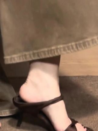 我说了棕色很高级 你说好显白?#高跟鞋 #软底软面穿上超舒服 #脚宽脚胖都可以 #哎呦喂你鞋真好看 #好鞋推荐