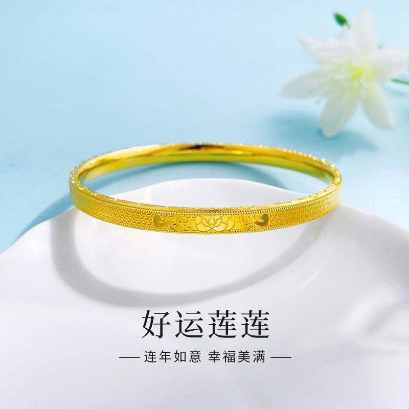 老凤祥黄金手镯时尚莲花碎碎冰固口手镯。宝子们快看这款 “好运莲莲” 金手镯!镯身闪耀着温润金芒,精致莲花纹饰超灵动,寓意连年如意、幸福美满~戴在手腕上,衬得肌肤白皙,日常搭衣服显贵气,不管是自己戴讨个好彩头,还是送长辈表心意都超合适,赶紧入手~ #黄金手镯 #手镯推荐 #老凤祥 #足金999 #镯子控