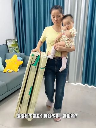 宝宝三四个月就不要一直抱着5了,练习抬头学翻身学坐学爬一定要准备一个#爬爬垫 我给我儿子安排的是皮安诺家的,可折叠收纳起来方便又不占空间,xpe材质的宝宝放心用,关键现在价格真合适,妈妈们快给宝宝安排上
