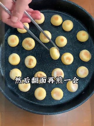 只用三个鸡蛋,不加一点水,就能做鸡蛋小球面包,外皮酥脆,里面 用这个面粉蒸出来的馒头,很有麦香味,真的太好吃了 #小馒头 #手工馒头 #美食教程
