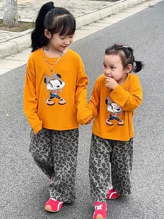 “我有明珠两颗,照亮青山万朵。”何其有幸,满心欢喜,拥有两个女儿,不羡慕儿女双全,只享受女儿带来的快乐,是她们让我体会到孩子给的幸福,是她们让我感受到付出的快乐!#我的女孩 #女童秋装套装 #姐妹装 #女童穿搭 #高品质童装