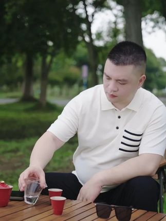 老钟摆晃过春秋,茶凉了三盏,时光把故事酿成回甘 #加肥加大男装 #大码男装 #针织衫