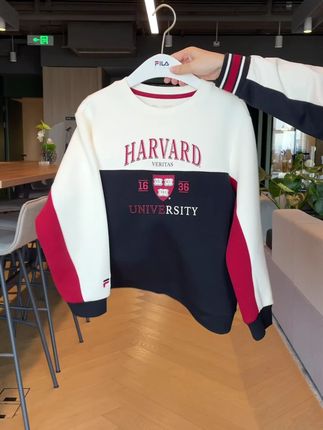 穿哈佛,上哈佛,联名款卫衣也太好看了!回头率爆棚#儿童卫衣 #高品质童装 #秋季穿搭 #斐乐儿童卫衣