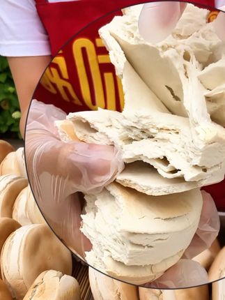 您在外面能买到这种千层杠子头火烧吗?来看看咱家这款吧!外酥里嫩,而且是老师傅手工揉出来的!好吃有嚼劲#杠子头火烧 #千层火烧 #火烧 #硬面火烧 #青岛老味道
