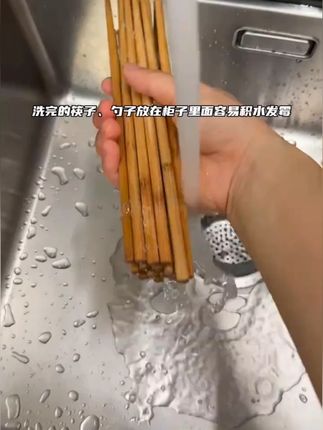 这款免打孔上墙的壁挂筷子筒 ,洗好的筷子、汤勺随手放进去就能沥水收纳,这样就不会受潮发霉,带盖子的设计防尘防虫、整洁美观还不占地方#壁挂筷子筒  #筷子筒  #多功能置物架 #筷子收纳盒 #筷子置物架