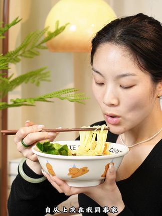 来自河南开封的正宗老式鸡丁米线,跟在店里吃的味道一模一样,不但有大块鸡丁肉而且分量十足!#速食美食 #米线 #鸡丁米线 #宵夜吃什么
