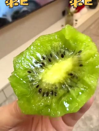 我滴个老天鹅啊!我又挖到宝了 到手一箱3斤你看看才啥价,果农自产自销,现摘现发,每个个头都很大,汁水超多,满满的维C,放软了巨甜,趁着现在划算赶紧闭眼去冲吧#猕猴桃#新鲜采摘 #优质农产品 #超好吃 #超便宜超划算