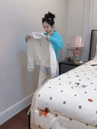 新款半高领卫衣,时尚百搭,不挑身材,谁穿谁帅!#每日穿搭 #女装 #穿搭喜欢我关注我 #简单搭配 #好看的衣服