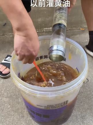 现在打黄油都用黄油桶吸油盘 打黄油前往灌黄油自从用了黄油桶吸油盘,干起活来干净轻松,关键快捷省油,需要的老板们点视频下方小黄车下单! #挖掘机打黄油 #强烈推荐 #黄油桶吸油盘 #吸油盘打黄油更轻松 #黄油桶吸盘